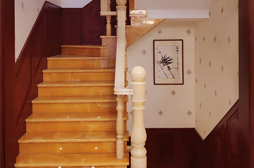 普宁中式别墅室内汉白玉石楼梯的定制安装装饰效果